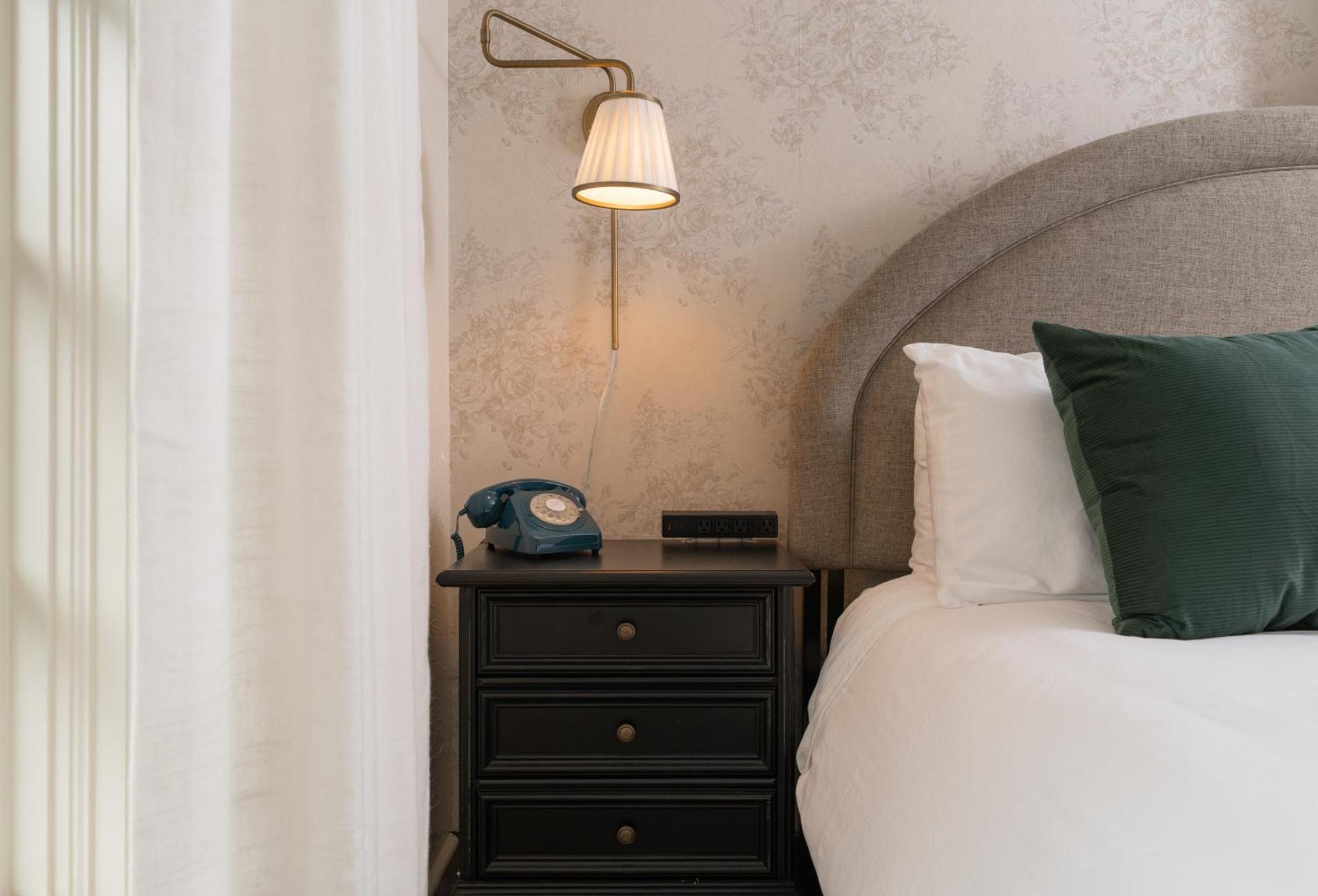 Petit Soleil - Bed, Breakfast And Bar Bed and Breakfast San Luis Obispo Eksteriør billede
